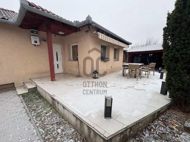 Eladó családi ház, Szadán 180 M Ft, 6 szobás