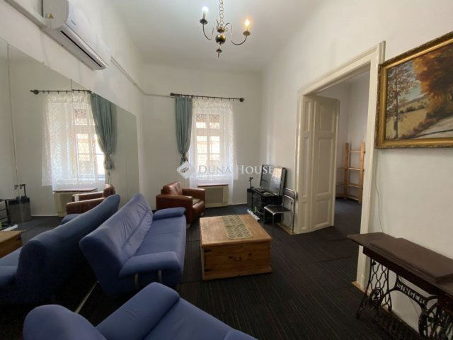 Kiadó téglalakás, albérlet, Pécsett 150 E Ft / hó, 3 szobás
