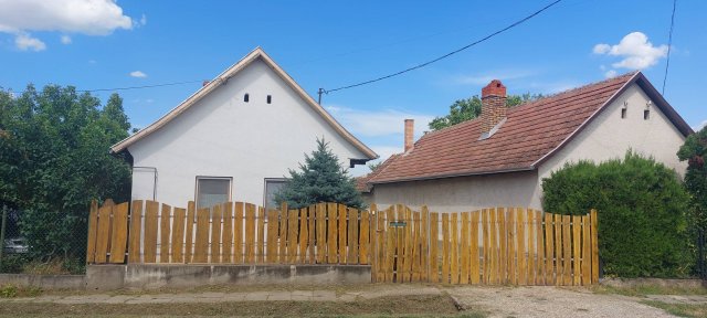 Eladó családi ház, Pázmándon 69.5 M Ft, 2 szobás
