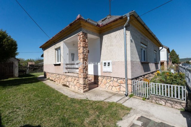 Eladó családi ház, Tarjánon 59.9 M Ft, 3 szobás
