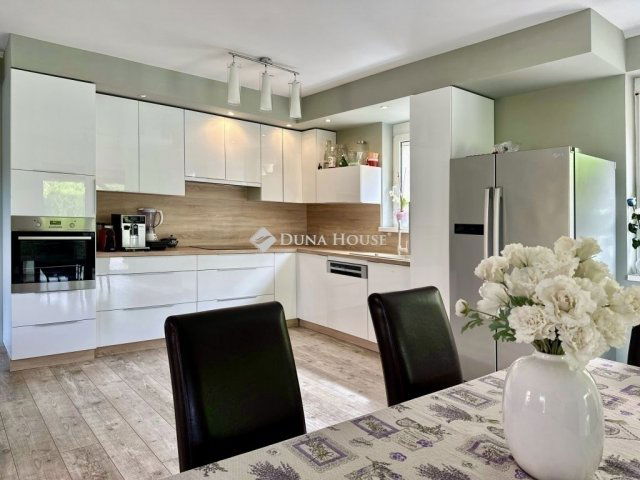 Eladó családi ház, Pécsett 250 M Ft, 9 szobás