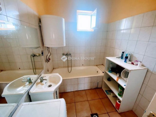 Eladó családi ház, Tasson 35 M Ft, 2 szobás