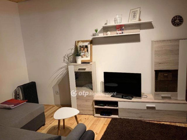 Eladó téglalakás, Pécsett 59.9 M Ft, 1+2 szobás