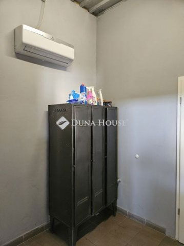 Kiadó ipari ingatlan, Pécsett 340 E Ft / hó