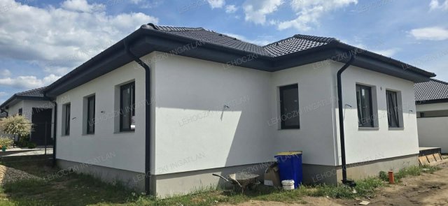 Eladó ikerház, Nyíregyházán 99.99 M Ft, 5 szobás