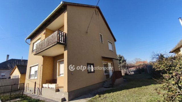 Eladó családi ház, Dunavecsén 89 M Ft, 5 szobás