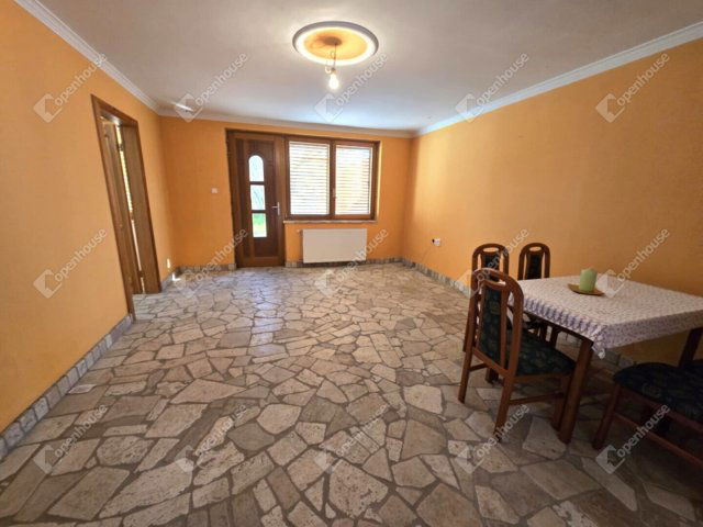 Eladó családi ház, Komáromban 135 M Ft, 6 szobás