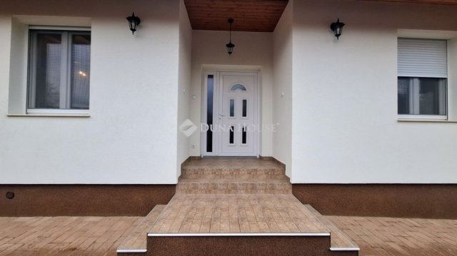 Eladó családi ház, Szadán 118.5 M Ft, 3 szobás