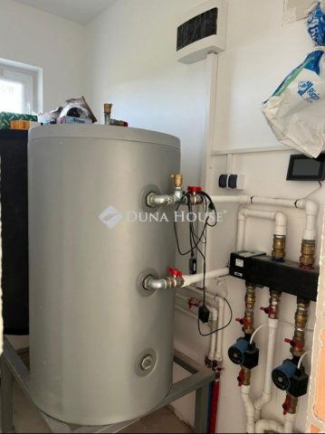 Eladó családi ház, Besnyőn 110 M Ft, 6 szobás
