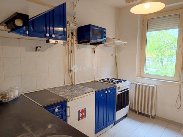 Eladó panellakás, Kaposváron 39.9 M Ft, 3 szobás