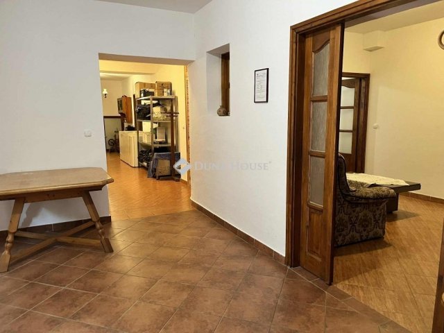 Eladó üzlethelyiség, Hőgyészen 82.55 M Ft