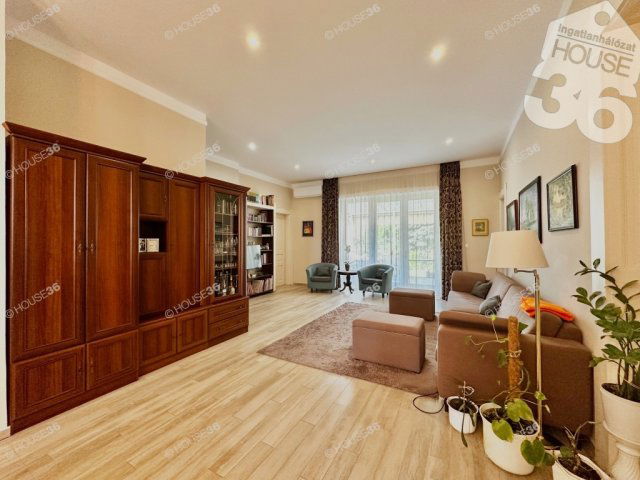 Eladó iroda, Kecskeméten 220 M Ft, 5 szobás