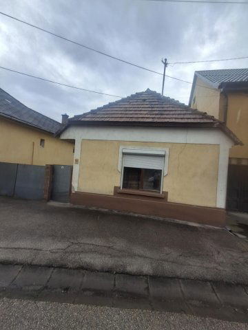 Eladó családi ház, Táton 22 M Ft, 3 szobás