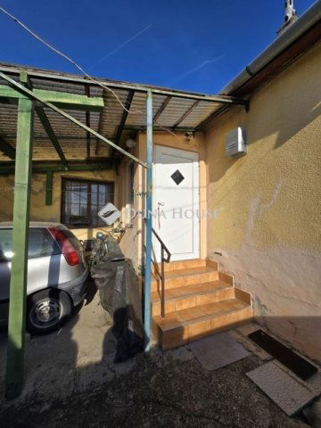 Eladó családi ház, Pécsett 33.4 M Ft, 2 szobás
