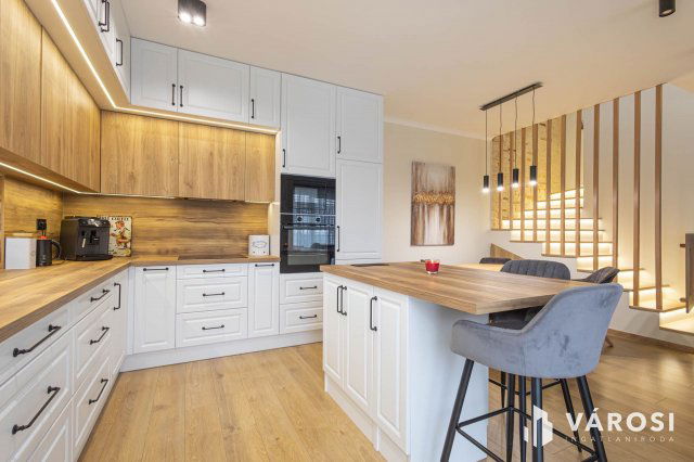 Eladó családi ház, Szegeden 255 M Ft, 5 szobás