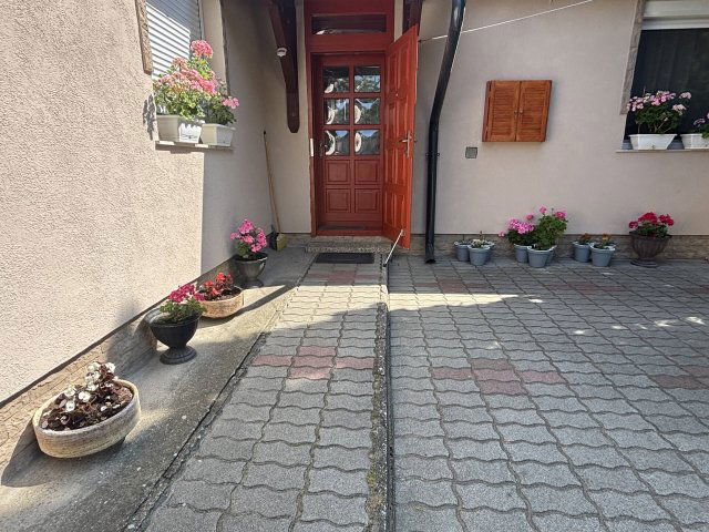 Eladó családi ház, Tatán 102 M Ft, 2+3 szobás