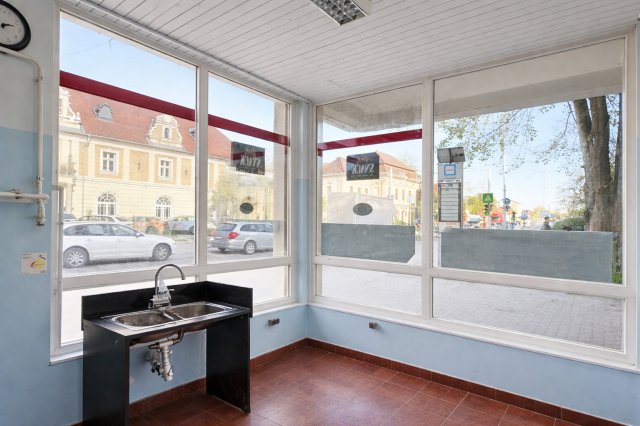 Eladó üzlethelyiség, Tatán 21.5 M Ft, 1 szobás