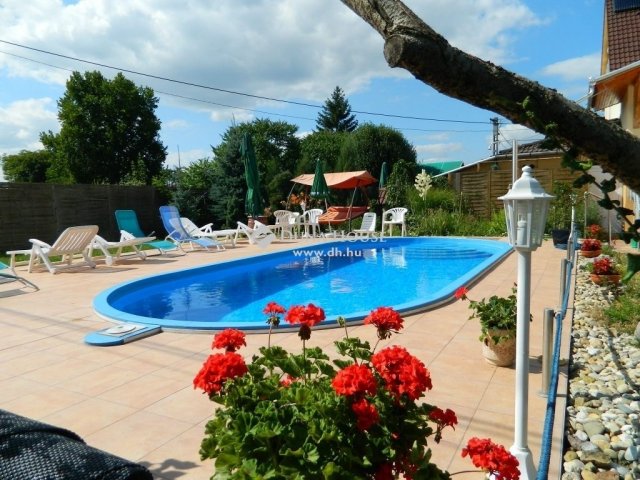 Eladó családi ház, Nagymányokon 198 M Ft, 12 szobás