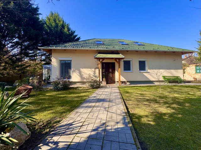 Eladó családi ház, Dunakeszin 239.9 M Ft, 5 szobás