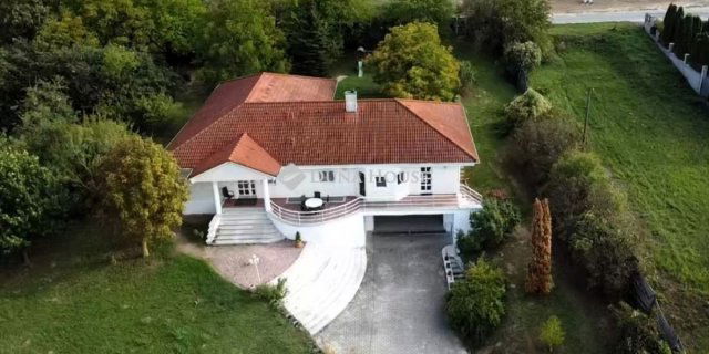 Eladó családi ház, Esztergomban 217.385 M Ft, 8 szobás