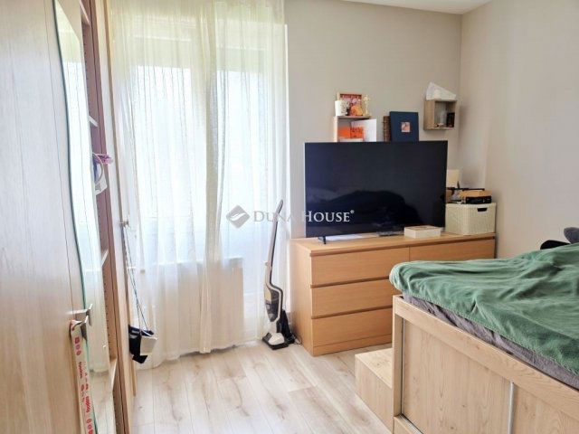 Eladó panellakás, Pécsett 59.9 M Ft, 4 szobás