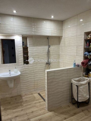 Eladó téglalakás, Kecskeméten 111.9 M Ft, 3 szobás