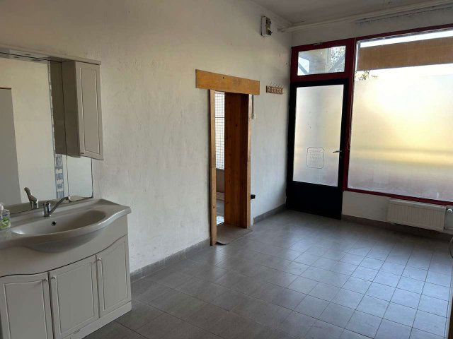 Eladó üzlethelyiség, Nyíregyházán, Petőfi téren 9.8 M Ft