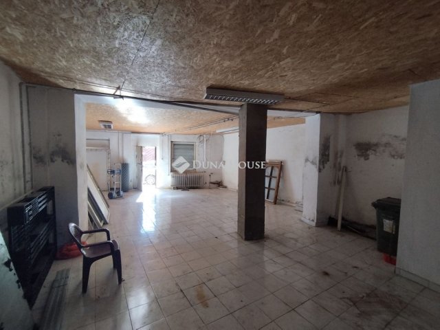 Eladó családi ház, Tatabányán 59.99 M Ft, 4 szobás