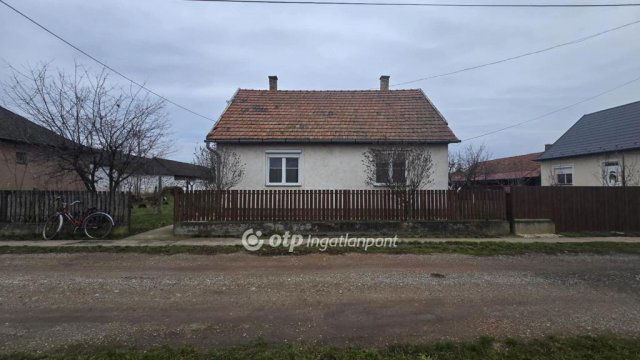 Eladó családi ház, Földesen 24 M Ft, 2 szobás