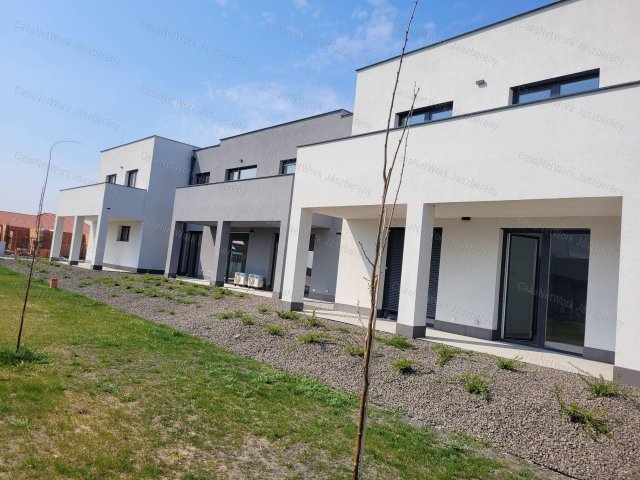 Eladó téglalakás, Jászberényben 55.575 M Ft, 1 szobás