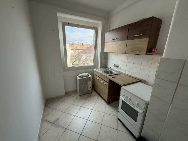 Eladó téglalakás, Várpalotán 42.5 M Ft, 2 szobás