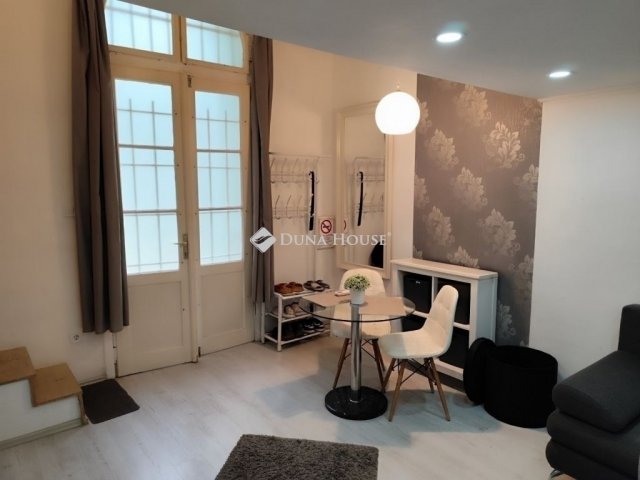 Eladó téglalakás, Budapesten, VI. kerületben 44 M Ft, 1 szobás