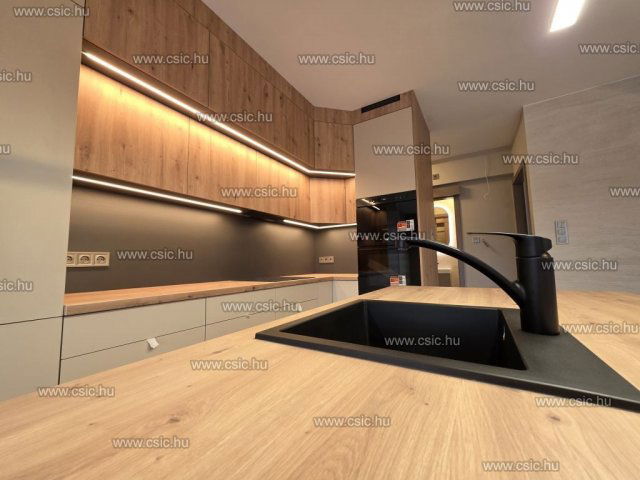 Eladó ikerház, Budapesten, III. kerületben 249.9 M Ft, 5 szobás