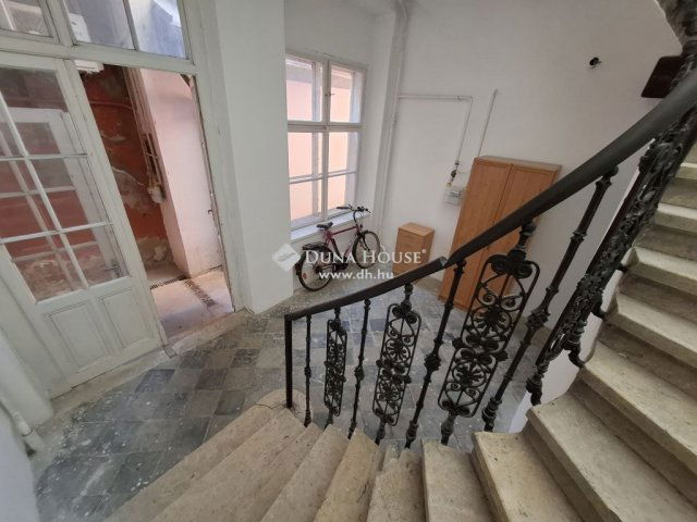Eladó téglalakás, Pécsett 65 M Ft, 3 szobás