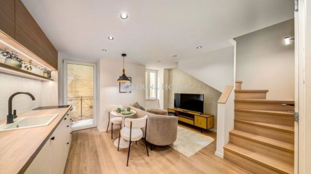 Eladó téglalakás, Budapesten, VI. kerületben 58.9 M Ft, 2 szobás