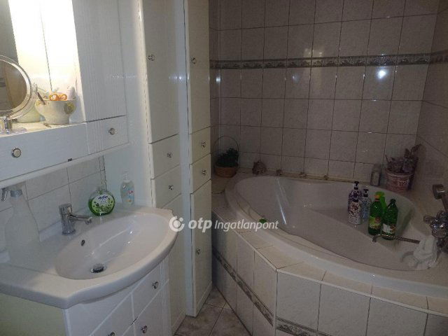 Eladó családi ház, Nagykanizsán 250 M Ft, 10 szobás