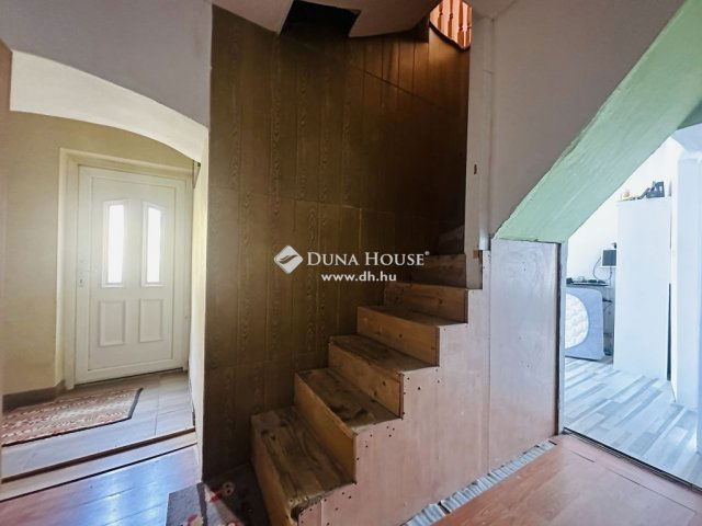 Eladó családi ház, Kesztölcön 79.5 M Ft, 6 szobás