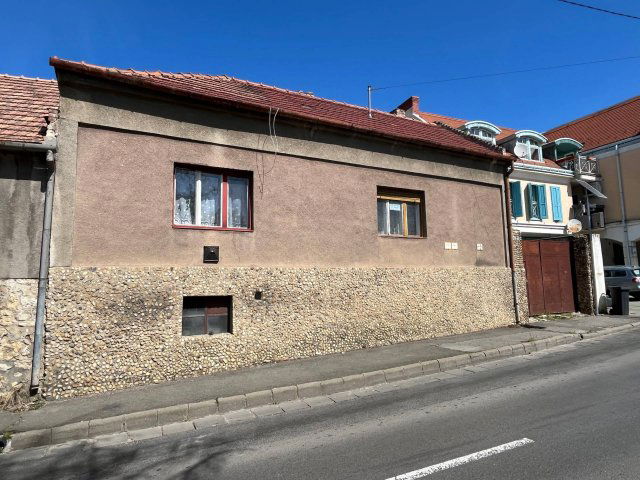 Eladó családi ház, Pécsett 35.9 M Ft, 4 szobás
