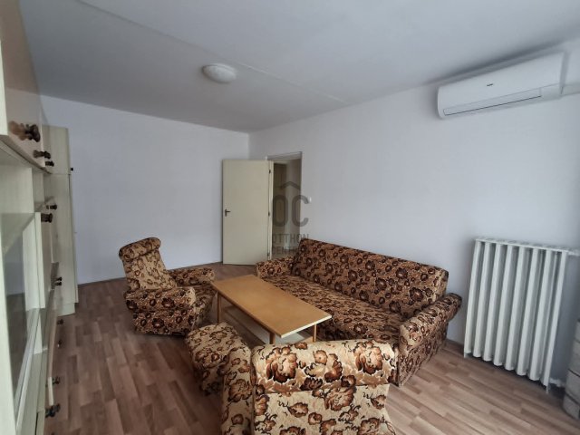Kiadó panellakás, albérlet, Pécsett, Lahti utcában, 3 szobás
