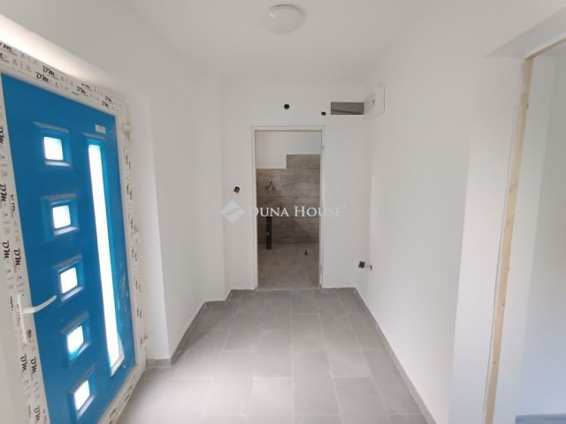 Eladó családi ház, Újszászon 18.5 M Ft, 2 szobás