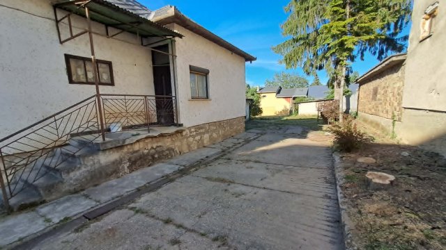 Eladó családi ház, Lábatlanon 49.9 M Ft, 3 szobás