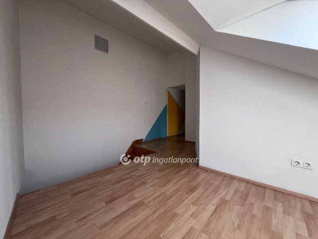 Eladó téglalakás, Pécsett 95.5 M Ft, 3 szobás