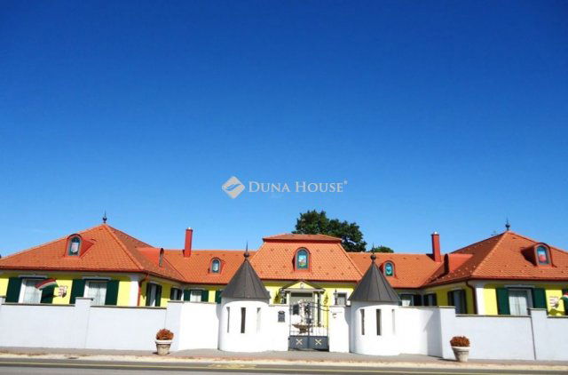 Eladó családi ház, Jánossomorján 783.603 M Ft, 6 szobás