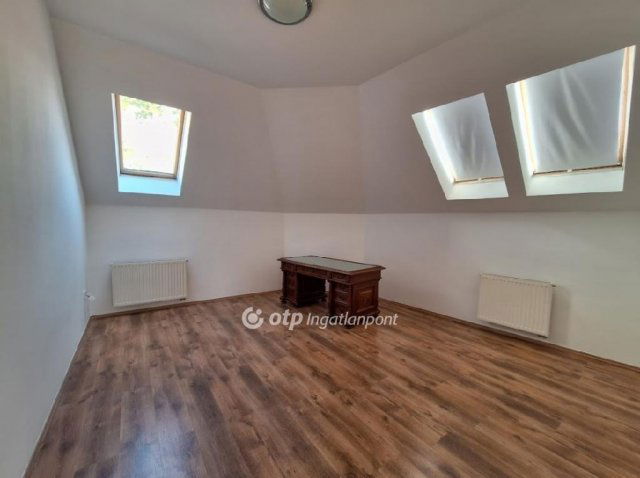 Eladó téglalakás, Veszprémben 119 M Ft, 4 szobás