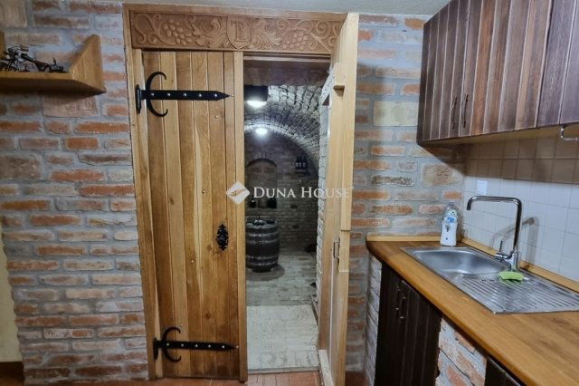 Eladó családi ház, Komlón 158 M Ft, 9 szobás