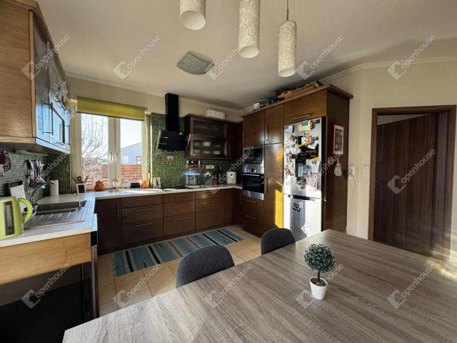 Eladó családi ház, Székesfehérvárott 145.9 M Ft, 4 szobás