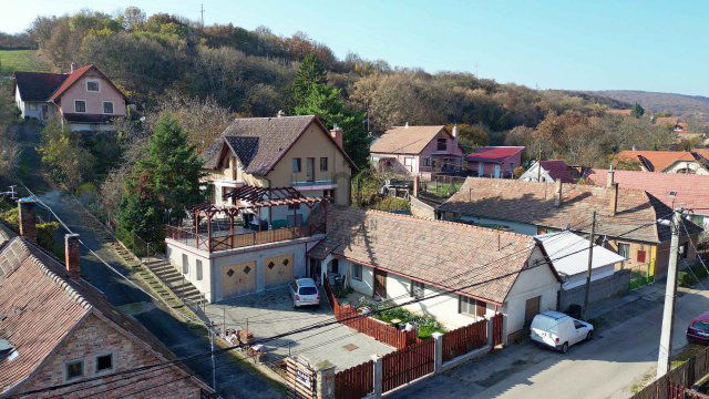 Eladó családi ház, Pomázon 149.9 M Ft, 7 szobás