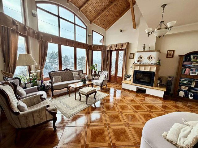 Eladó családi ház, Vácon 350 M Ft, 8+2 szobás