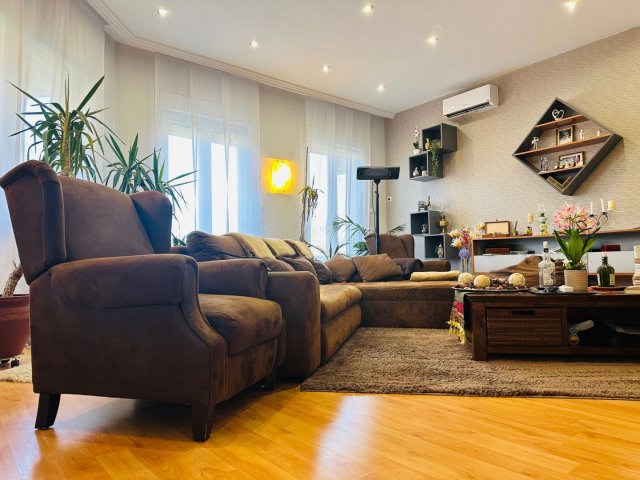 Eladó családi ház, Debrecenben 385 M Ft, 6 szobás