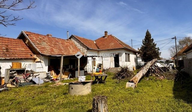 Eladó családi ház, Tápióságon 16 M Ft, 3 szobás
